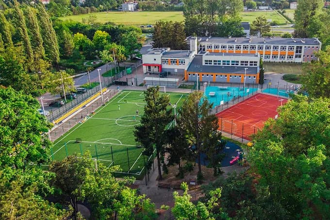 Budynek i boiska Szkoly Podstawowej nr 104 w Warszawie