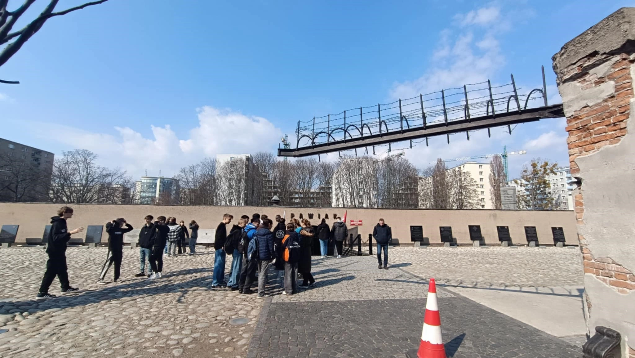 8 b - Wycieczka - Śladami bohaterów "Kamieni na szaniec" - zdjęcie 1