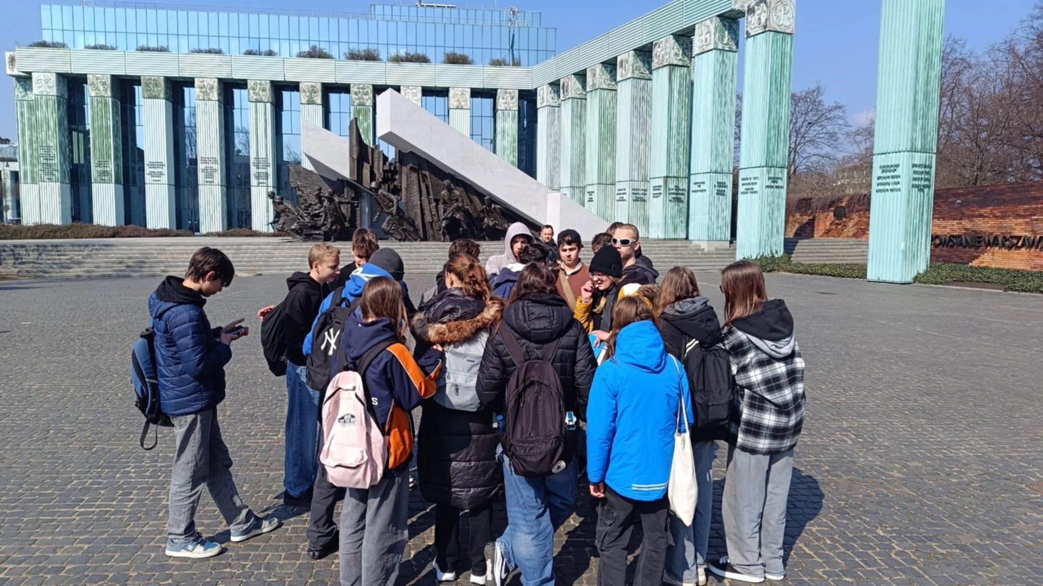 8 b - Wycieczka - Śladami bohaterów "Kamieni na szaniec" - zdjęcie 7